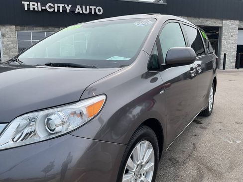 Used 2017 Toyota Sienna XLE w/ XLE Navigation Package AWD/4WD image 2
