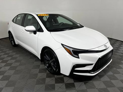 Used 2026 Toyota Corolla SE FWD image 3