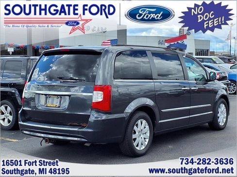 Used 2012 Chrysler Town & Country Touring-L w/ Driver Convenience Group image 2