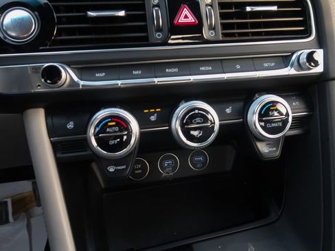 Used 2023 Genesis G70 2.0T image 35