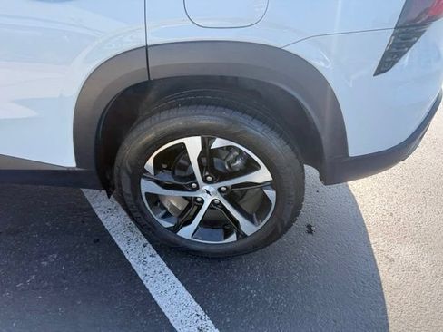 Used 2024 Chevrolet Trax RS w/ Sunroof Package FWD image 5