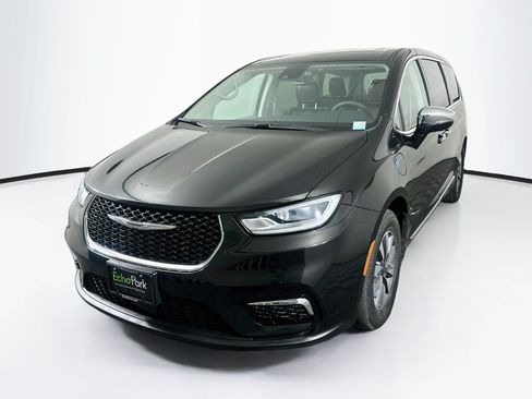 Used 2023 Chrysler Pacifica Limited FWD image 3