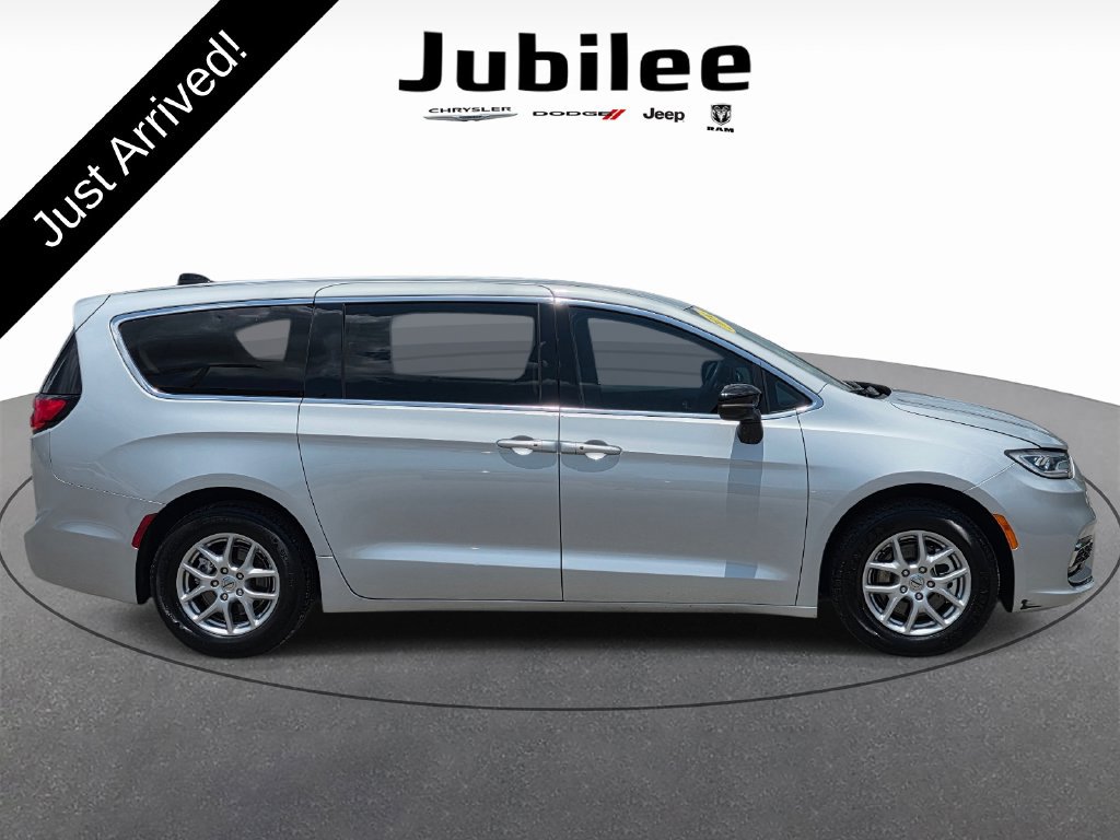 Certified 2024 Chrysler Pacifica Touring-L FWD image 36