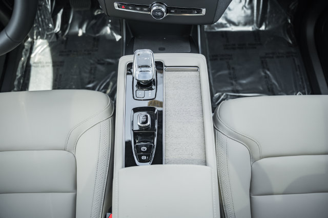 New 2026 Volvo XC90 B6 Plus w/ Protection Package Premier AWD/4WD image 28
