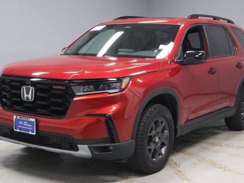 Used 2025 Honda Pilot TrailSport image 7