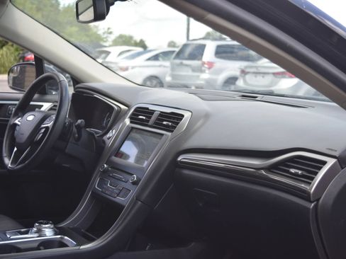 Used 2017 Ford Fusion SE w/ Fusion SE Technology Package AWD/4WD image 5