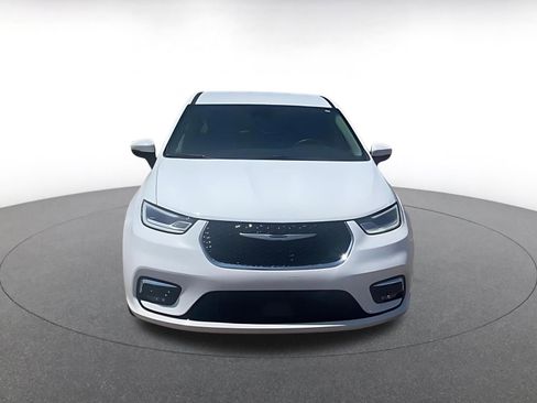 Used 2023 Chrysler Pacifica Touring-L image 4