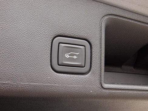 Used 2024 GMC Terrain SLT AWD/4WD image 9