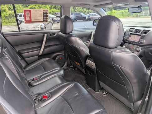 Used 2012 Toyota Highlander SE w/ Tow Pkg FWD image 25