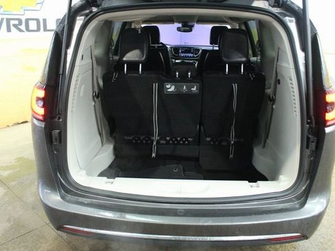 Used 2021 Chrysler Pacifica Touring-L image 13