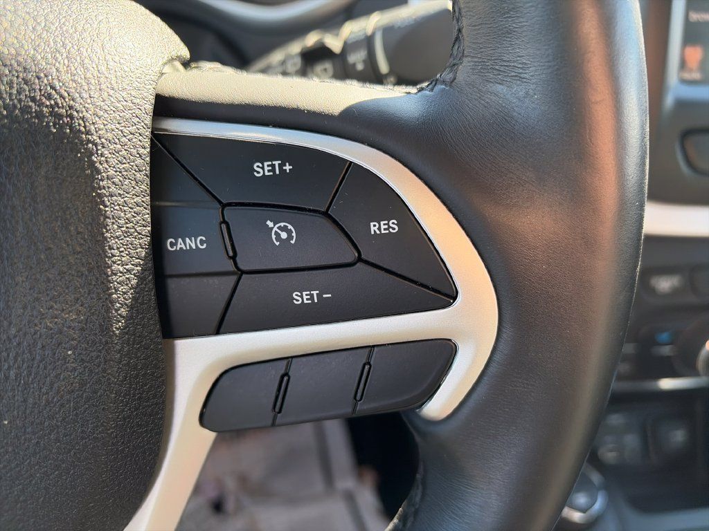 Used 2018 Jeep Cherokee Latitude Plus w/ Cold Weather Group AWD/4WD image 12