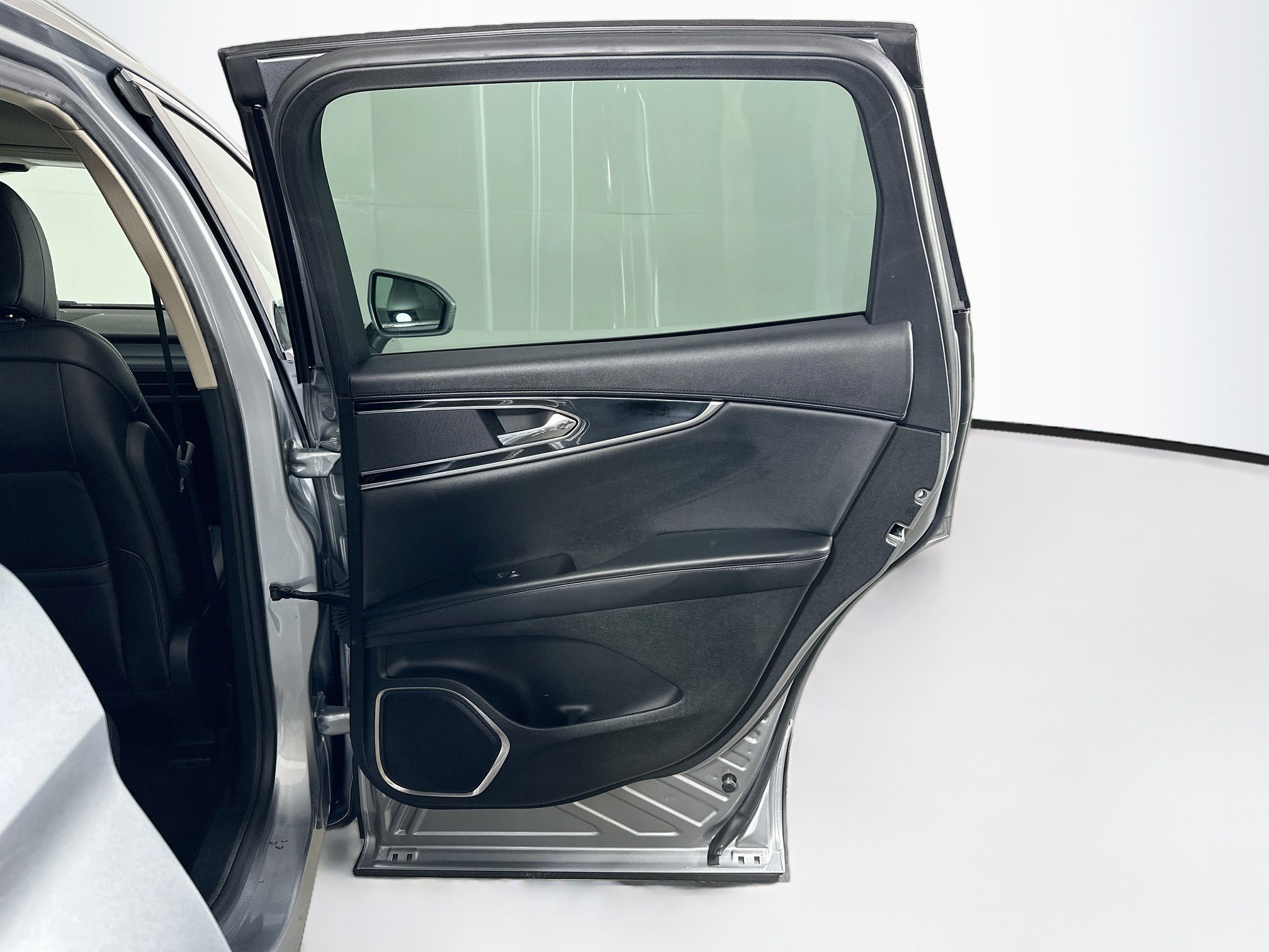 Used 2023 Lincoln Nautilus FWD w/ Premium Package image 30