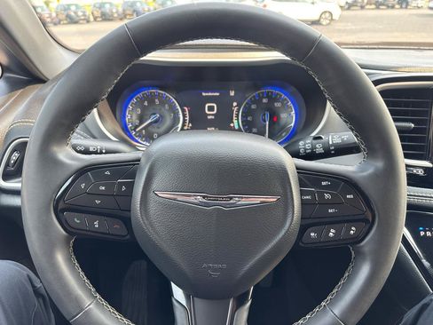 Used 2023 Chrysler Pacifica Touring FWD image 14