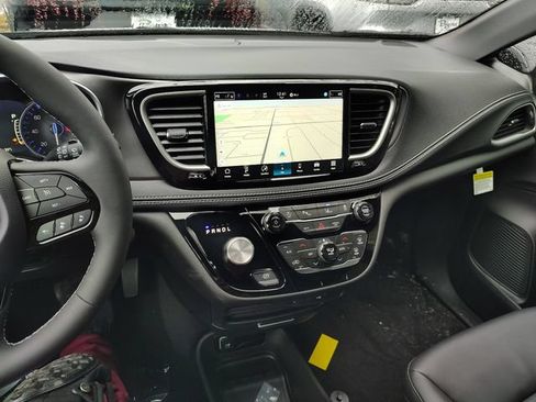 New 2026 Chrysler Pacifica Select AWD/4WD image 17