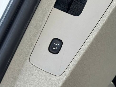 Used 2010 Volkswagen Routan SEL FWD image 44