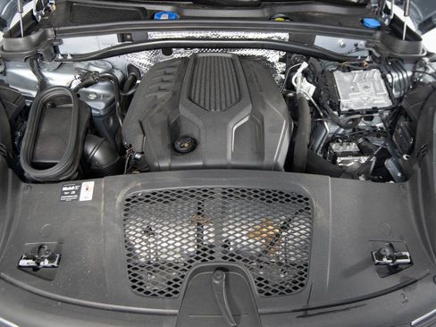 Certified 2025 Porsche Macan image 39