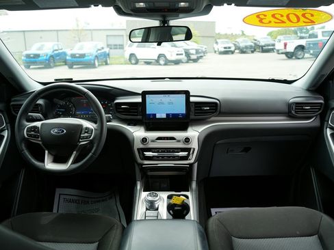 Used 2023 Ford Explorer XLT AWD/4WD image 10