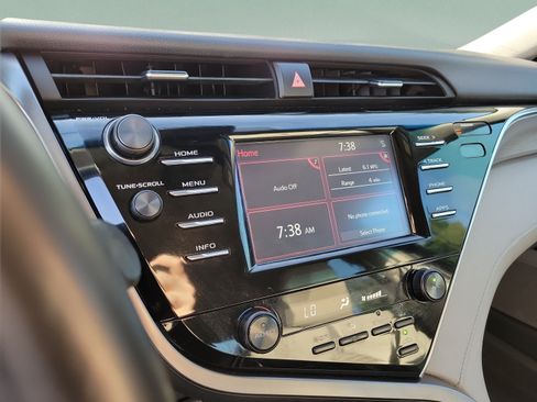 Used 2018 Toyota Camry SE w/ Convenience Package FWD image 17
