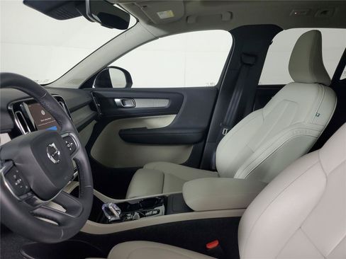 Certified 2026 Volvo XC40 B5 Plus AWD/4WD image 22