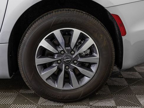 Used 2024 Chrysler Pacifica Limited FWD image 51