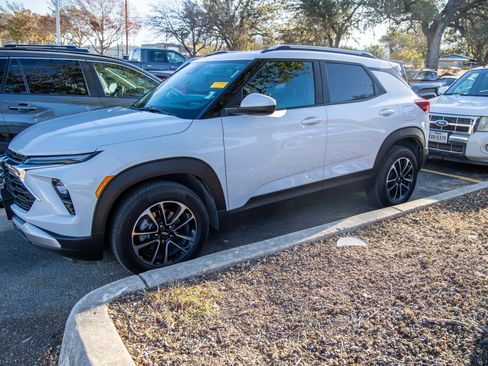 Used 2024 Chevrolet TrailBlazer LT w/ Driver Confidence Package image 3