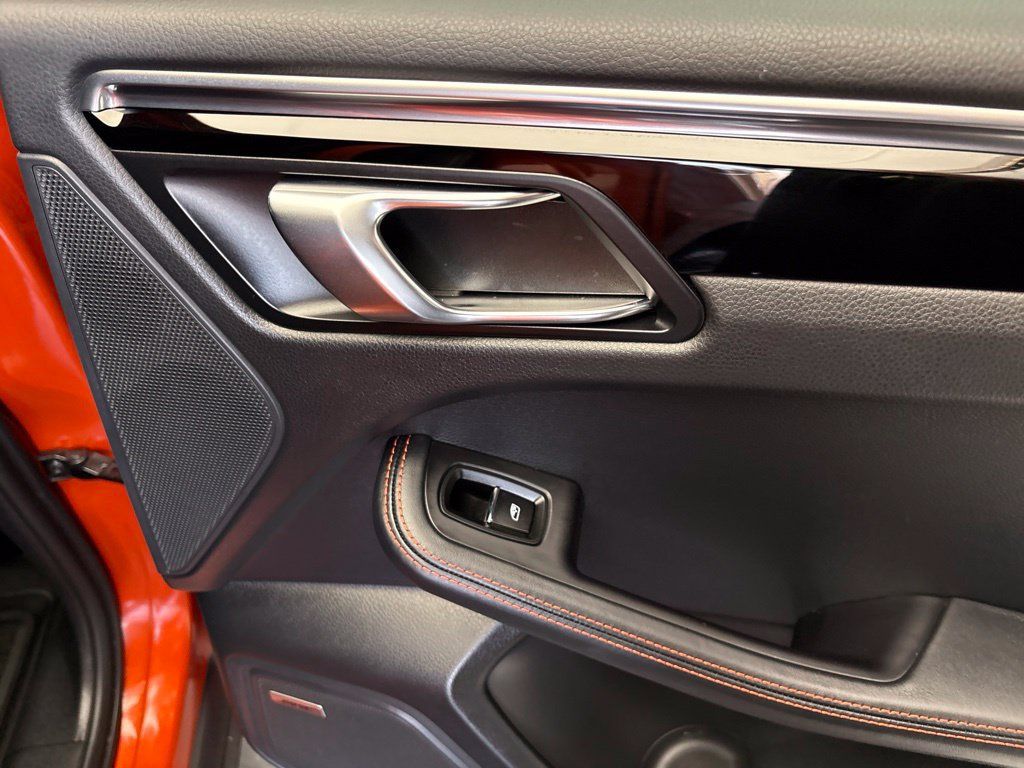 Certified 2024 Porsche Macan AWD/4WD image 27
