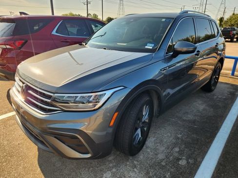 Used 2022 Volkswagen Tiguan SE w/ Panoramic Sunroof Package FWD image 3