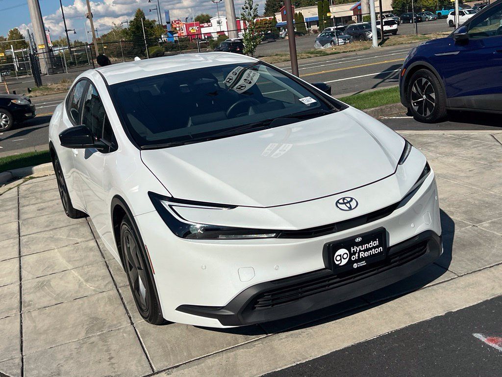 Used 2025 Toyota Prius LE FWD image 7