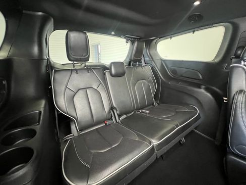 Used 2025 Chrysler Pacifica Limited image 9