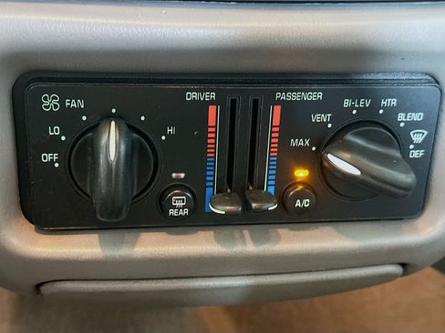 Used 2000 Buick Century Custom w/ Elite Pkg FWD image 19