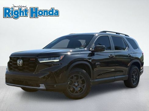Certified 2025 Honda Pilot TrailSport image 2