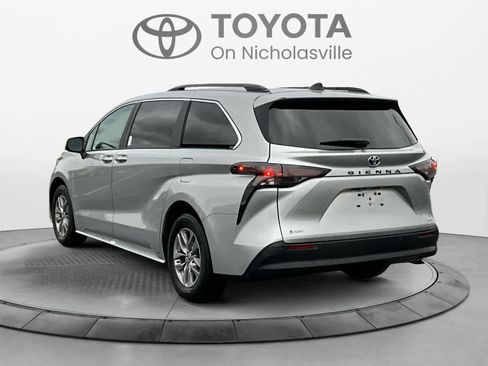 Used 2025 Toyota Sienna XLE image 4