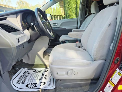 Used 2017 Toyota Sienna LE image 13