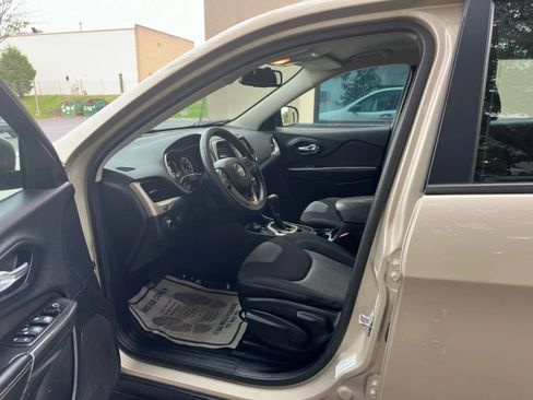 Used 2014 Jeep Cherokee Sport image 18