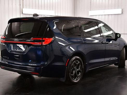 Used 2023 Chrysler Pacifica Touring-L w/ S Appearance Package FWD image 7