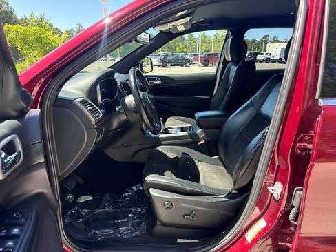 Used 2019 Jeep Grand Cherokee Laredo w/ Laredo X Package RWD image 12