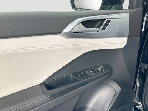 Certified 2025 Volkswagen Taos SE image 16