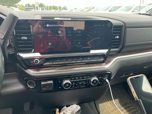 Used 2025 GMC Sierra 1500 SLE AWD/4WD image 9