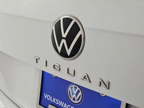 Certified 2022 Volkswagen Tiguan SE image 12