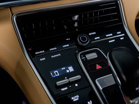 Used 2022 Porsche Panamera 4 Platinum Edition image 39