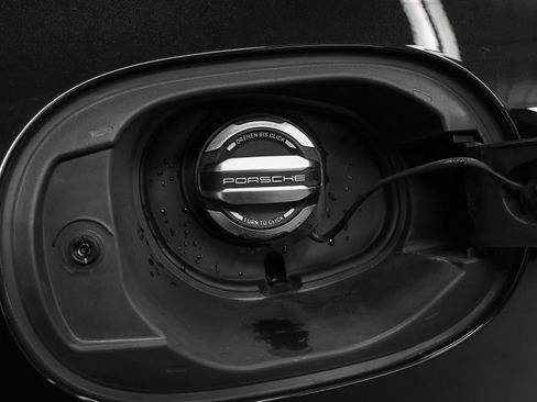 Certified 2022 Porsche Macan AWD/4WD image 16
