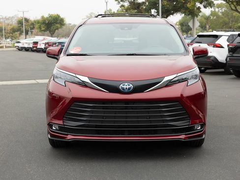 New 2026 Toyota Sienna XLE FWD image 2