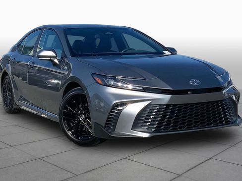 Used 2025 Toyota Camry SE image 3