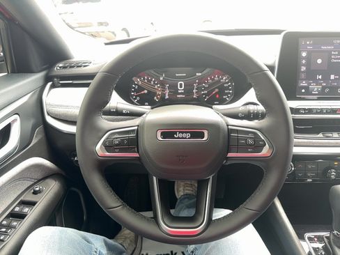 Used 2025 Jeep Compass Latitude AWD/4WD image 10