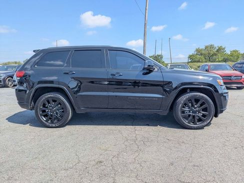Used 2017 Jeep Grand Cherokee Altitude image 4