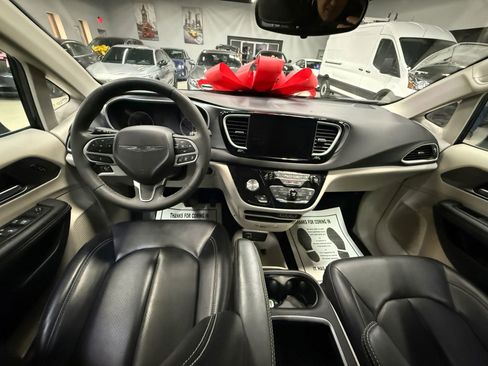 Used 2023 Chrysler Pacifica Touring-L image 23