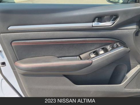 Used 2023 Nissan Altima 2.5 SR FWD image 11