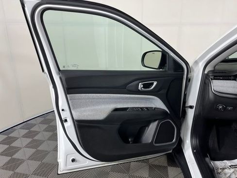 Used 2022 Jeep Compass Latitude image 13