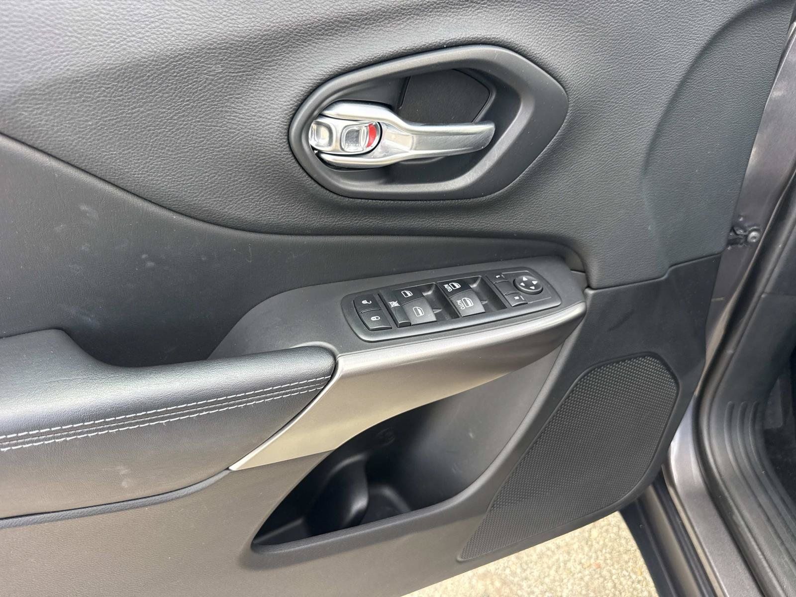 Used 2019 Jeep Cherokee Latitude Plus FWD image 22