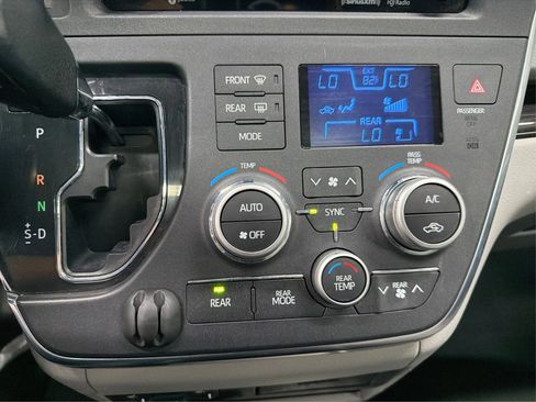 Used 2019 Toyota Sienna XLE image 25